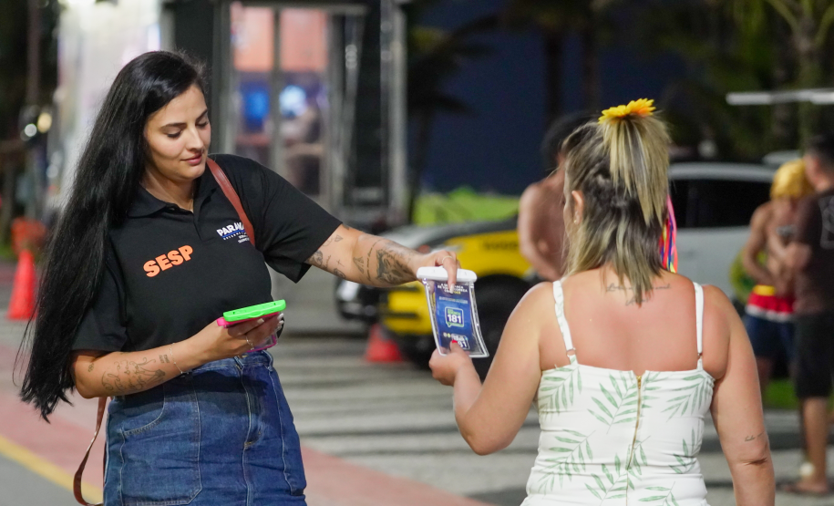 Disque Denúncia realiza ação interativa na orla de Matinhos
