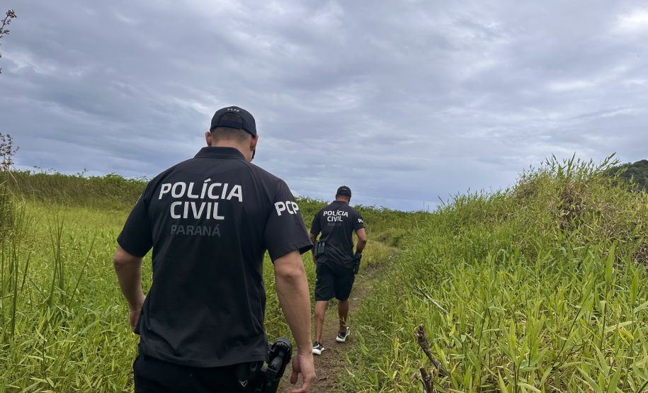 A Polícia Civil do Paraná (PCPR) realizou na última terça-feira (17), uma operação na cidade de Guaraqueçaba, região de Antonina, que resultou no cumprimento de três mandados de prisão e um mandado de busca e apreensão.  A ação ocorreu após investigação que apura a prática de crimes na região. Os mandados foram expedidos pelo Poder Judiciário com base em elementos colhidos no curso das apurações.  “Durante a operação, os policiais localizaram e prenderam três pessoas, que não ofereceram resistência. Elas fo