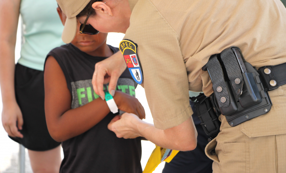 Forças de segurança reforçam importância das pulseiras de identificação no Carnaval