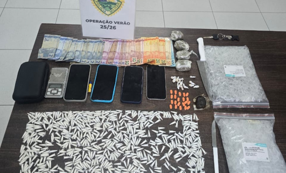 PMPR prende cinco homens por tráfico de drogas em Matinhos