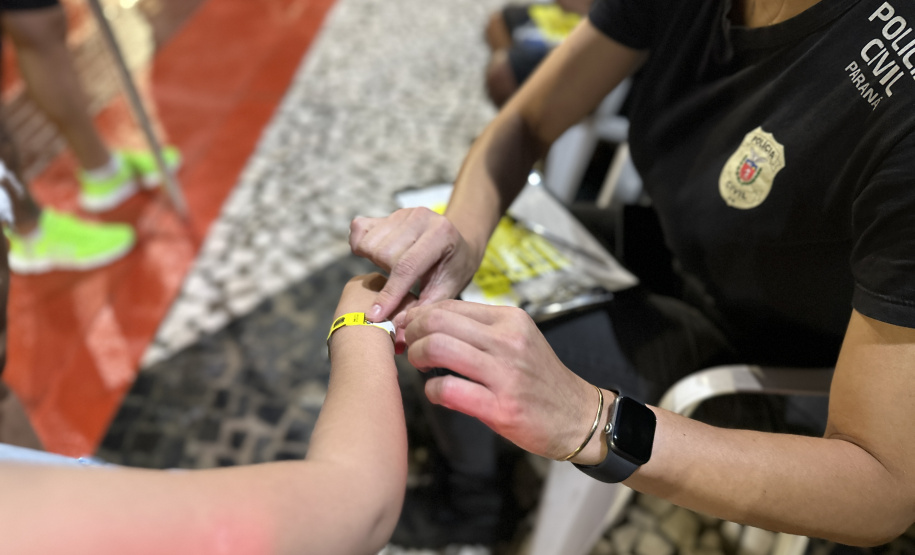 Pulseiras de identificação reforçam a segurança nas praias durante o Verão Maior Paraná
