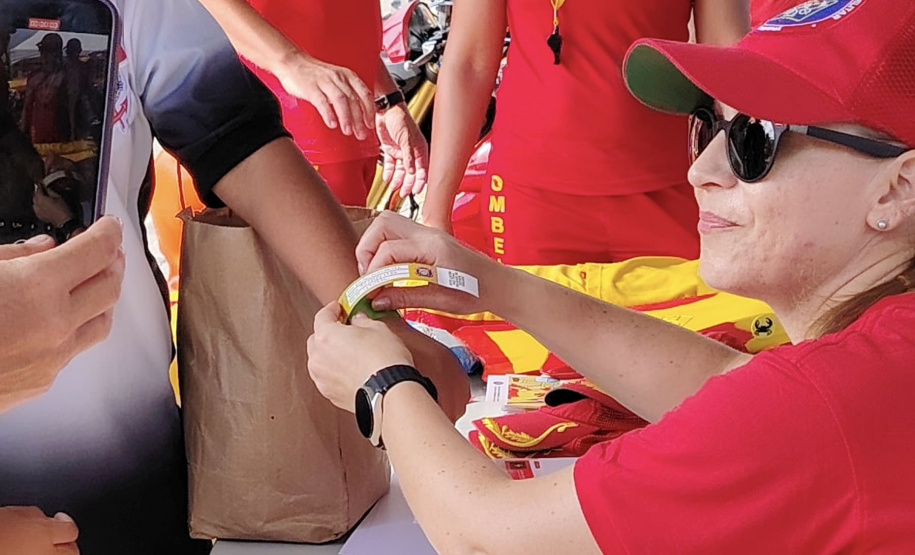 Forças de segurança reforçam importância das pulseiras de identificação no Carnaval