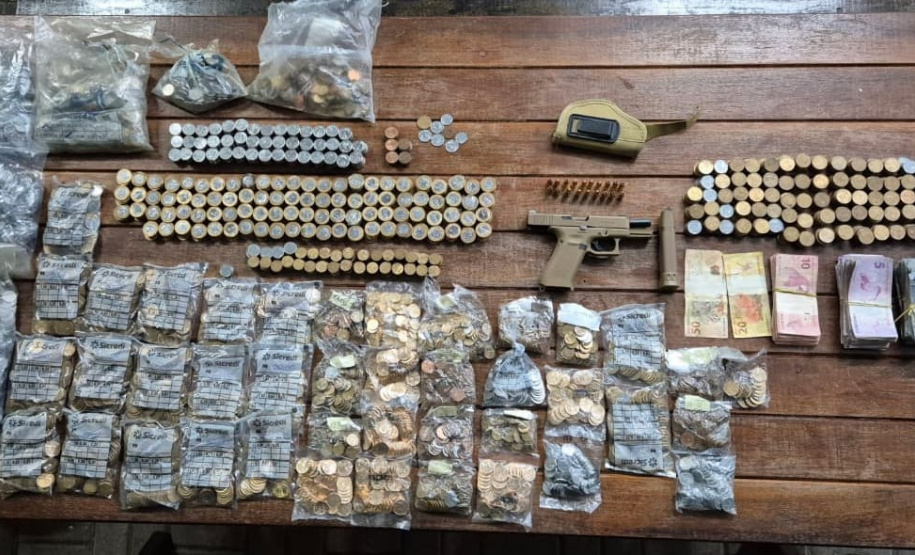 PMPR localiza pistola e quase R$ 7 mil em veículo durante fiscalização