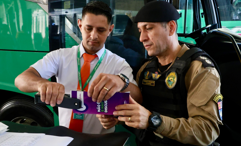 Sesp faz ação na rodoviária de Curitiba para combater a violência contra a mulher