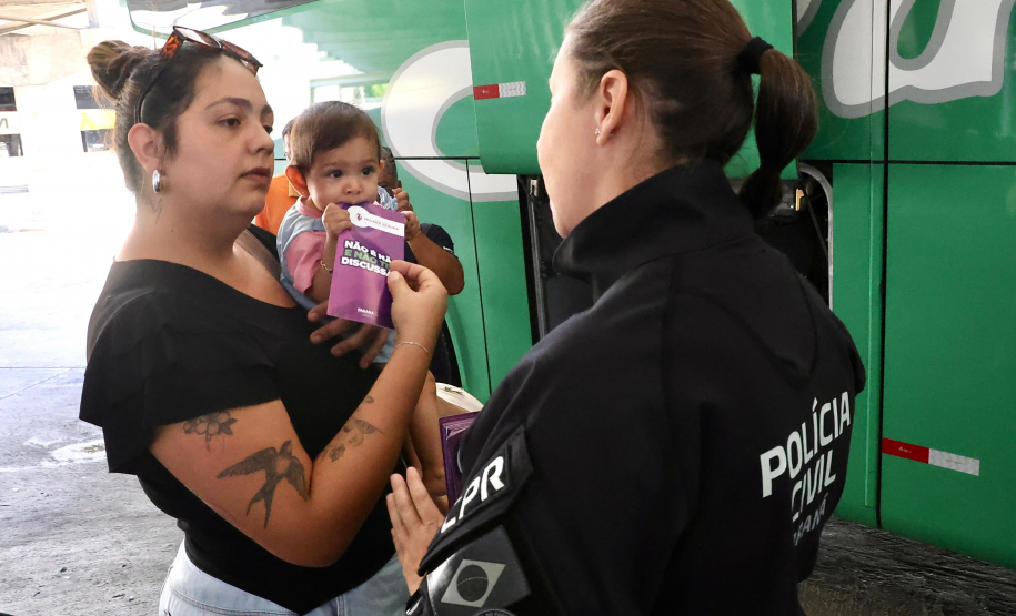 Sesp faz ação na rodoviária de Curitiba para combater a violência contra a mulher