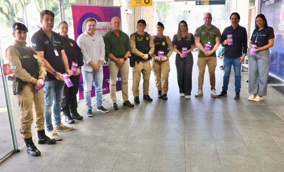 Sesp faz ação na rodoviária de Curitiba para combater a violência contra a mulher