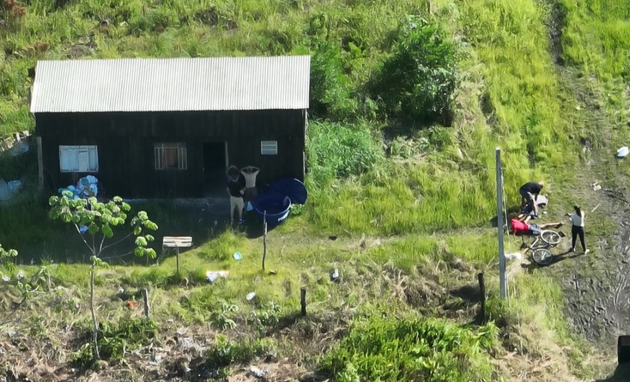 PCPR usa drones e desarticula ponto de venda de drogas em Matinhos