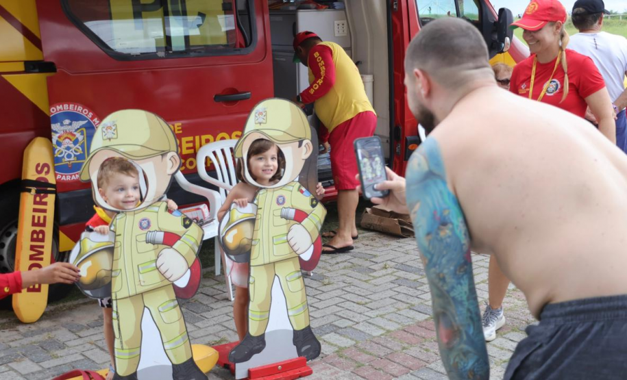 Bombeiros promovem educação preventiva para crianças sobre cuidados no mar no Carnaval