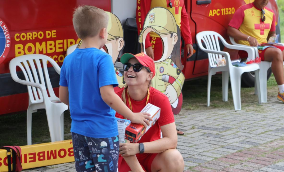 Bombeiros promovem educação preventiva para crianças sobre cuidados no mar no Carnaval