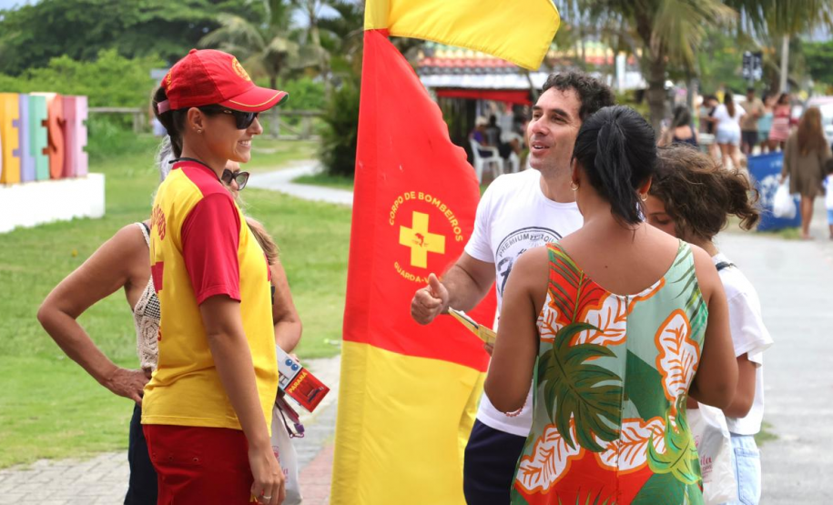 Bombeiros promovem educação preventiva para crianças sobre cuidados no mar no Carnaval
