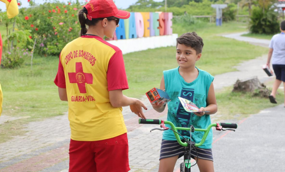 Bombeiros promovem educação preventiva para crianças sobre cuidados no mar no Carnaval