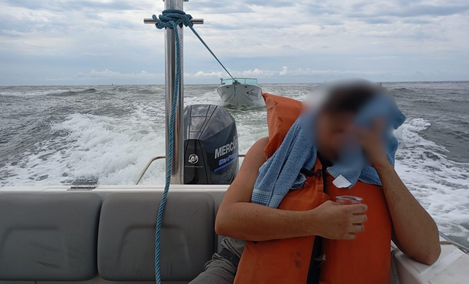 PMPR realiza resgate de embarcação à deriva em Pontal do Paraná