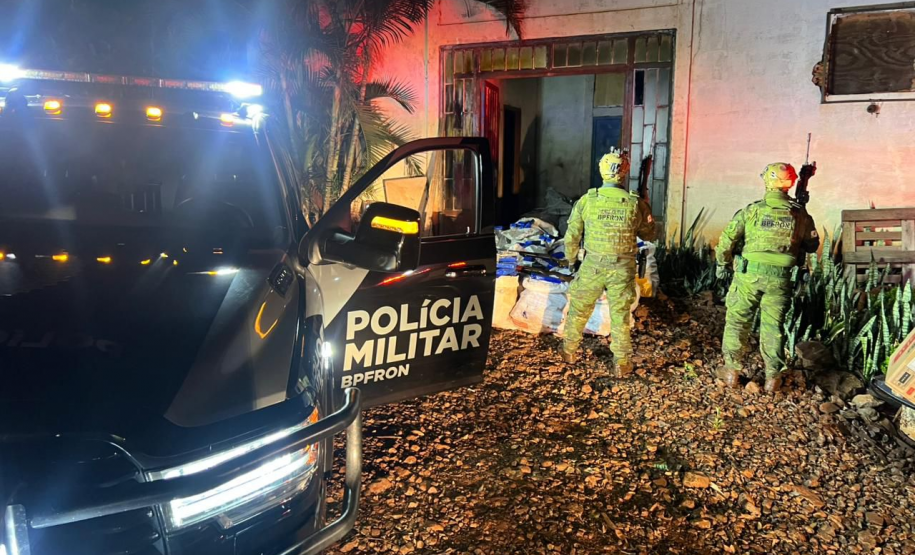 PCPR e PMPR apreendem quase 900 quilos de maconha e arsenal em depósito rural no Oeste do Paraná
