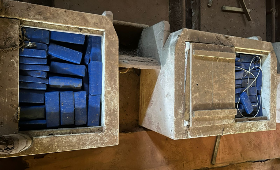 PCPR e PMPR apreendem quase 900 quilos de maconha e arsenal em depósito rural no Oeste do Paraná