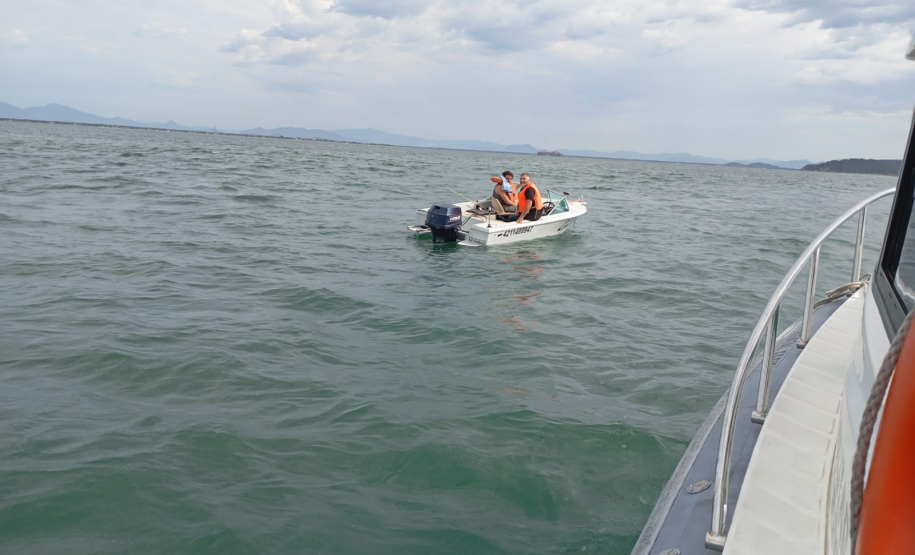 PMPR realiza resgate de embarcação à deriva em Pontal do Paraná