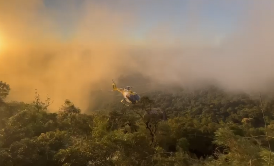 PMPR e Corpo de Bombeiros realizam resgate aéreo de homem ferido no Morro do Anhangava