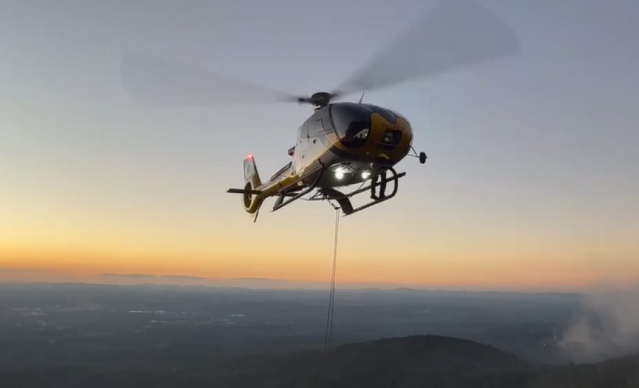 PMPR e Corpo de Bombeiros realizam resgate aéreo de homem ferido no Morro do Anhangava