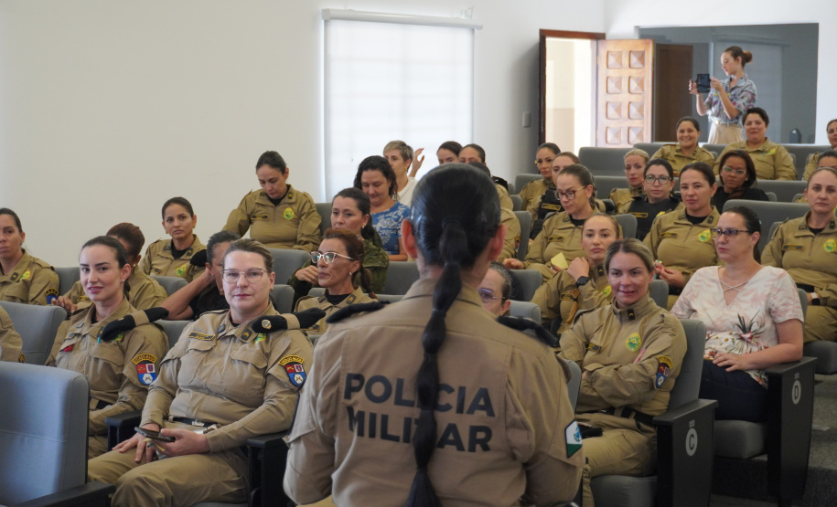 PMPR promove encontro “Chá de Rosas” e debate identidade feminina entre policiais militares