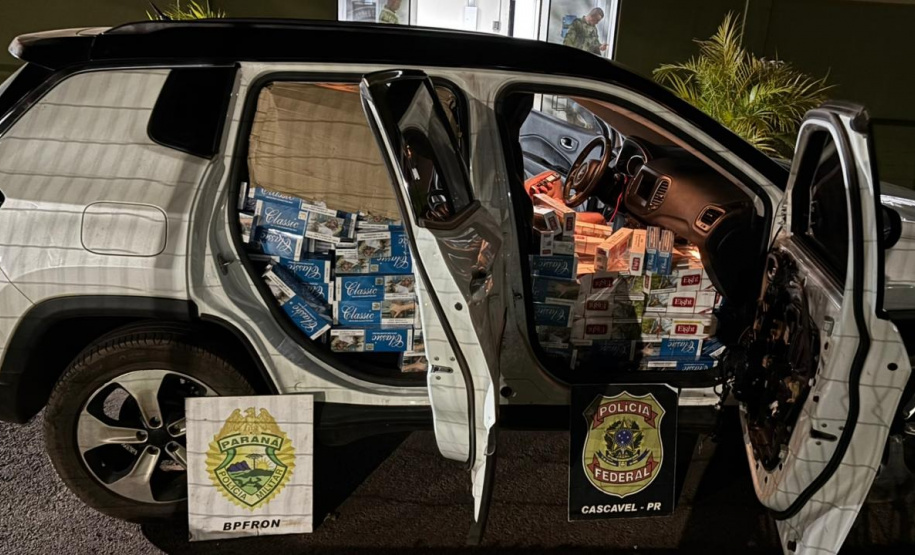 PMPR e PF apreendem veículo roubado com 2 mil pacotes de cigarros contrabandeados em Cascavel