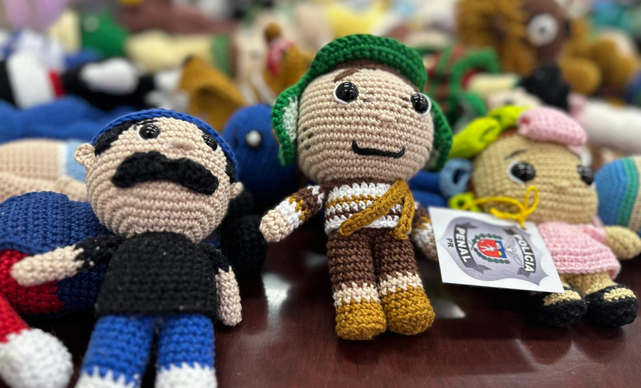 Amigurumis feitos por custodiados das unidades penais serão distribuídos às mulheres em dia de conscientização de combate à violência