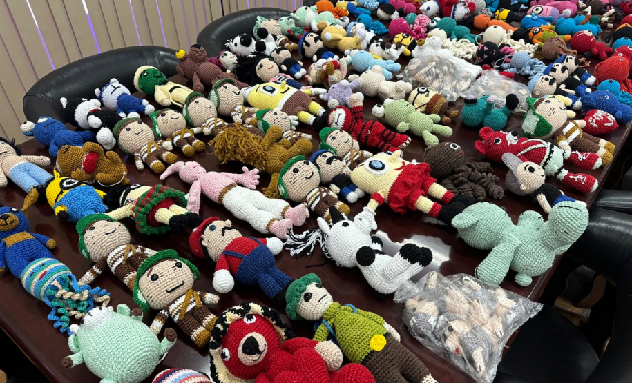 Amigurumis feitos por custodiados das unidades penais serão distribuídos às mulheres em dia de conscientização de combate à violência