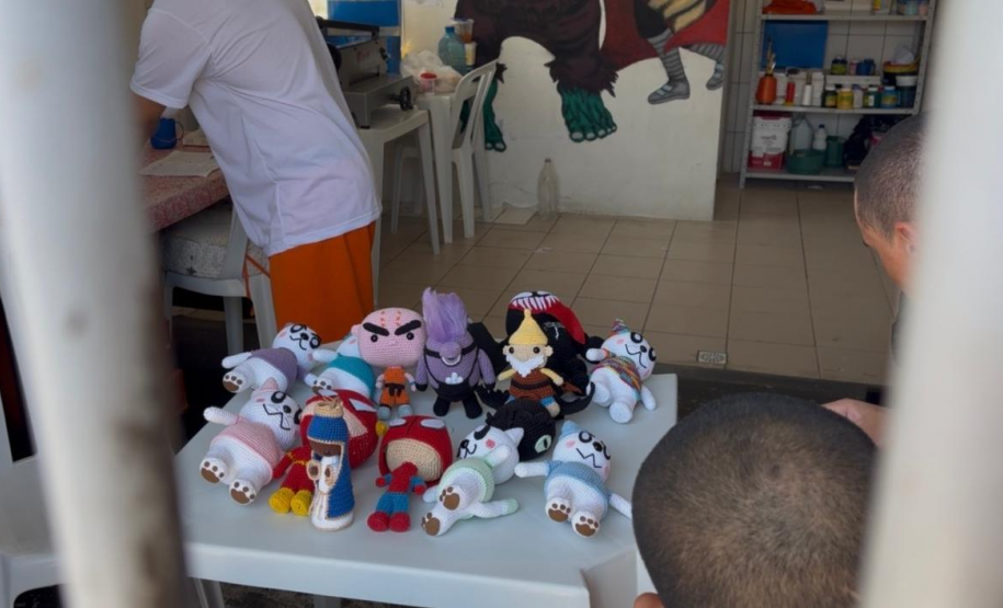 Amigurumis feitos por custodiados das unidades penais serão distribuídos às mulheres em dia de conscientização de combate à violência