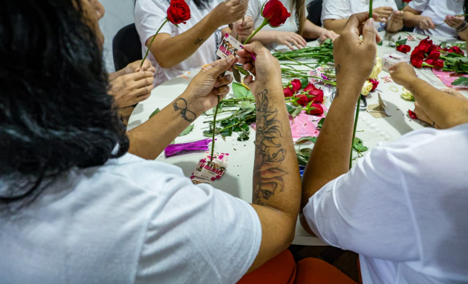Mulheres privadas de liberdade preparam rosas que serão entregues no Dia Internacional da Mulher