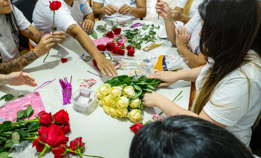 Mulheres privadas de liberdade preparam rosas que serão entregues no Dia Internacional da Mulher