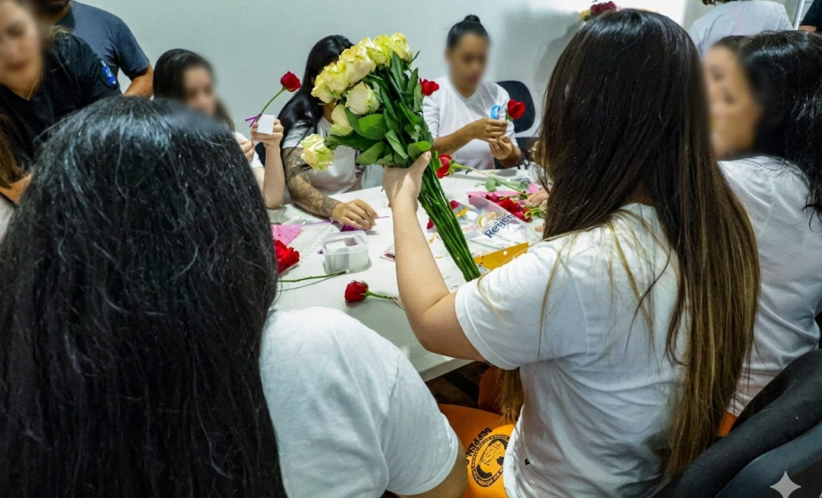 Mulheres privadas de liberdade preparam rosas que serão entregues no Dia Internacional da Mulher