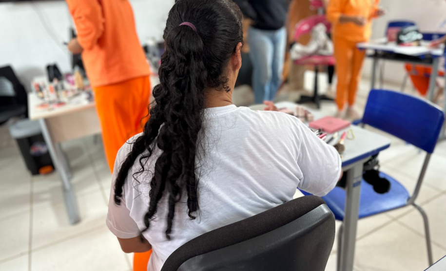 Estado leva capacitação em beleza e empreendedorismo a apenadas em Piraquara