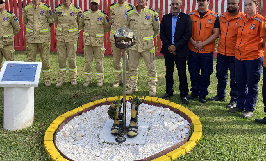 Bombeiros inauguram memorial em Almirante Tamandaré em homenagem aos militares tombados em serviço