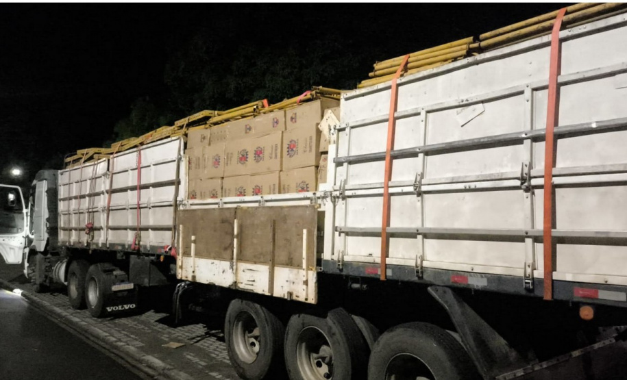 A Polícia Militar do Paraná (PMPR), por meio do 3º Batalhão de Polícia Militar (BPM), apreendeu, na noite deste domingo (12), uma carga de cigarros contrabandeados em Pato Branco, no Sudoeste do Estado.  A ação ocorreu durante bloqueio policial no trevo de acesso ao município, na rodovia PRC-158, quando os policiais abordaram um caminhão trator acoplado a um semirreboque.  Durante a vistoria no compartimento de carga, as equipes visualizaram, por meio das aberturas de escoamento, caixas de papelão contendo