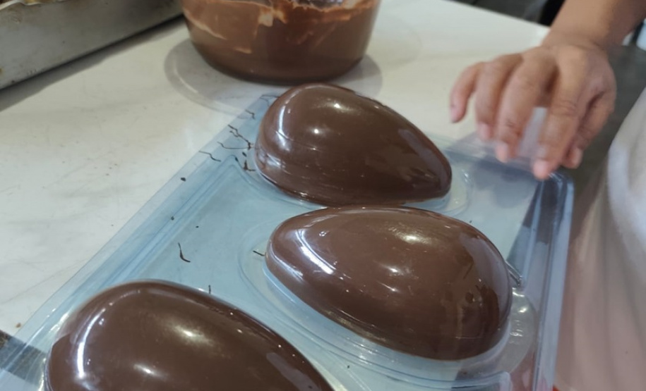 Ação solidária: Polícia Penal leva alegria à Páscoa de crianças em CMEI de Foz do Iguaçu