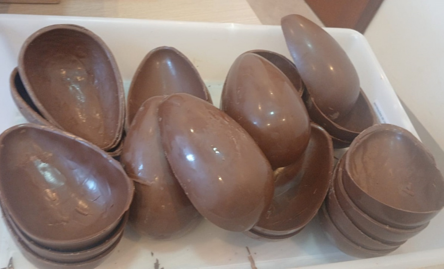 Ação solidária: Polícia Penal leva alegria à Páscoa de crianças em CMEI de Foz do Iguaçu