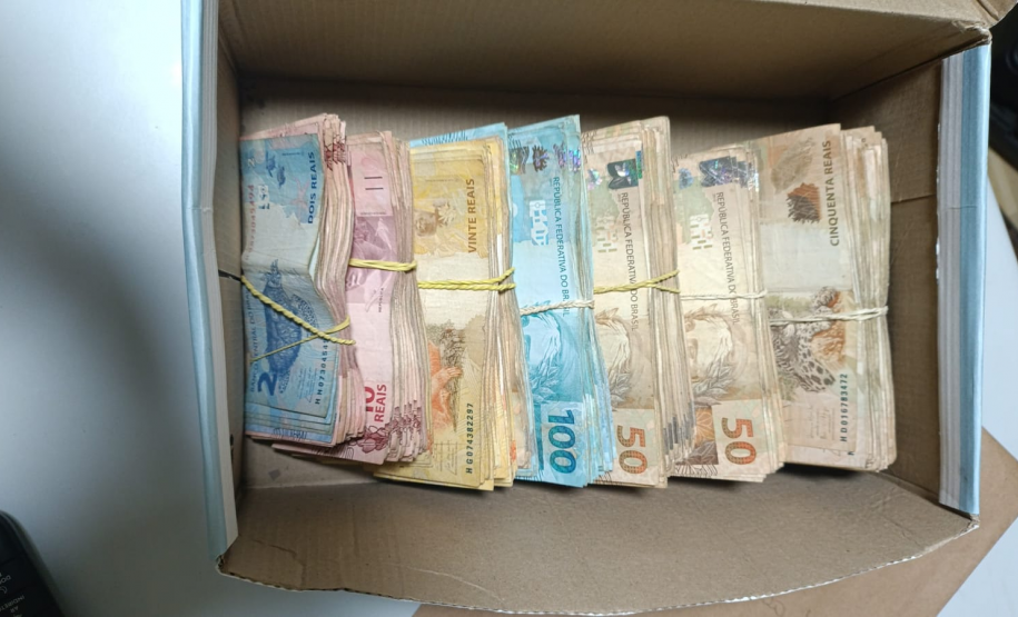 PMPR apreende arsenal e mais de R$ 46 mil durante atendimento a vítima de violência doméstica no Vale do Ivaí