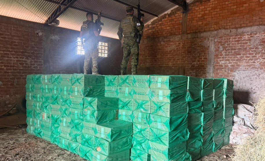 PMPR e PF prendem sete homens e apreendem 20 mil pacotes de cigarros contrabandeados no Noroeste