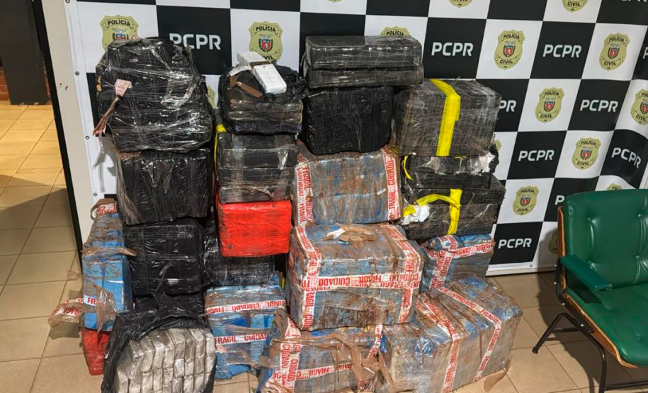 PCPR encontra 734 kg de maconha em carreta que quase bateu em viatura policial