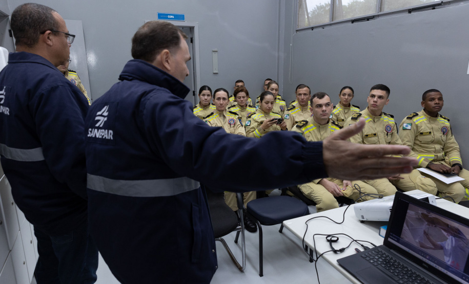 Cadetes do Corpo de Bombeiros fazem treinamento sobre produtos perigosos na Sanepar