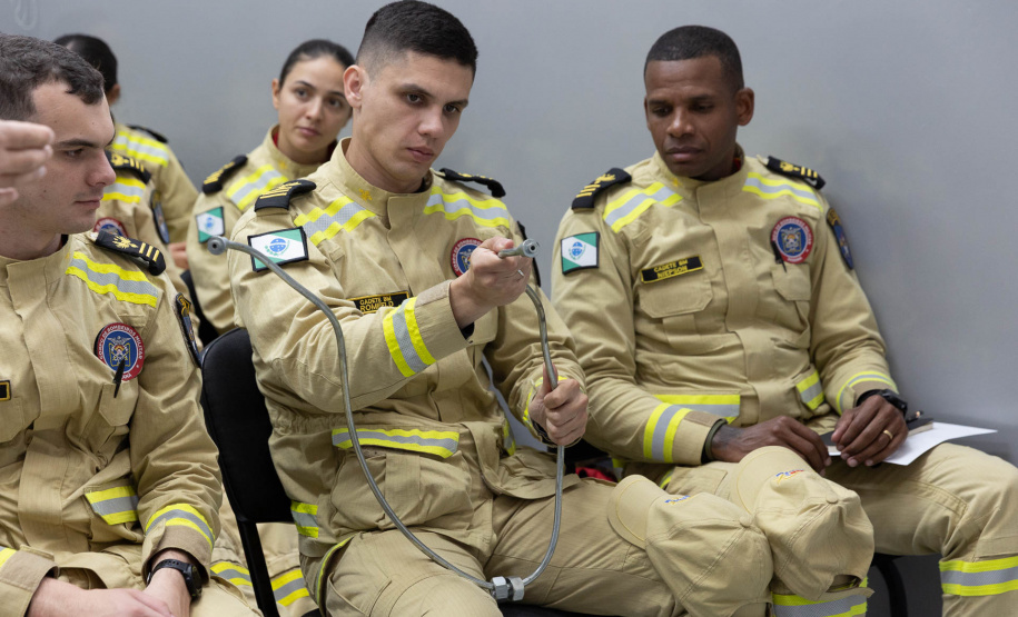 Cadetes do Corpo de Bombeiros fazem treinamento sobre produtos perigosos na Sanepar