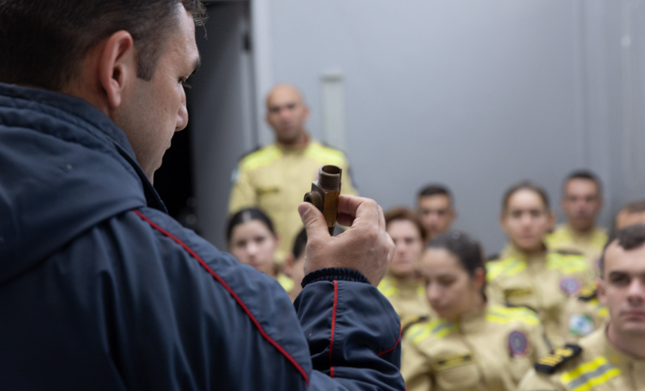 Cadetes do Corpo de Bombeiros fazem treinamento sobre produtos perigosos na Sanepar