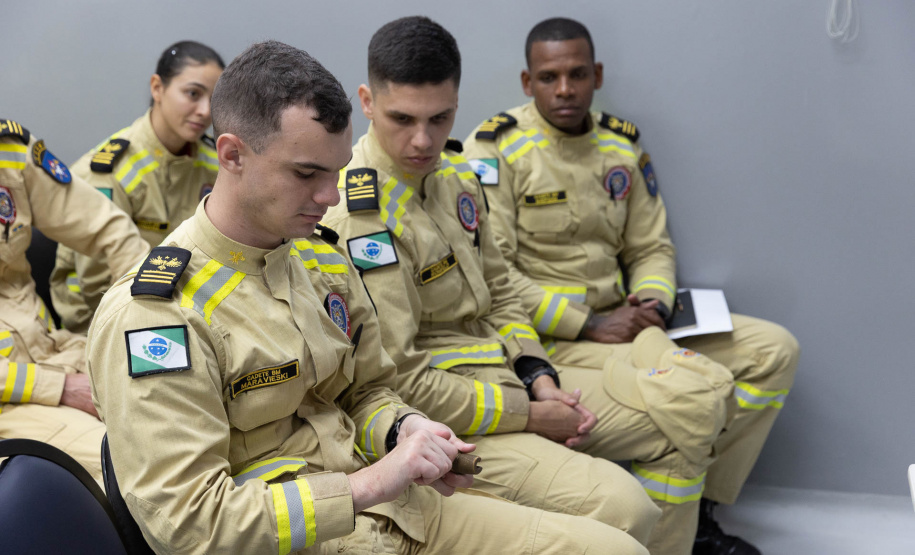 Cadetes do Corpo de Bombeiros fazem treinamento sobre produtos perigosos na Sanepar