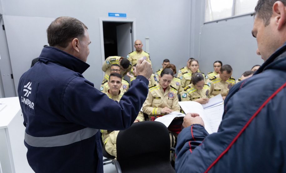 Cadetes do Corpo de Bombeiros fazem treinamento sobre produtos perigosos na Sanepar