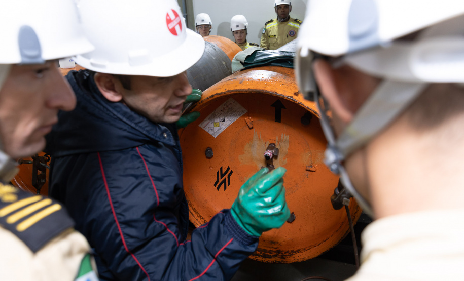 Cadetes do Corpo de Bombeiros fazem treinamento sobre produtos perigosos na Sanepar