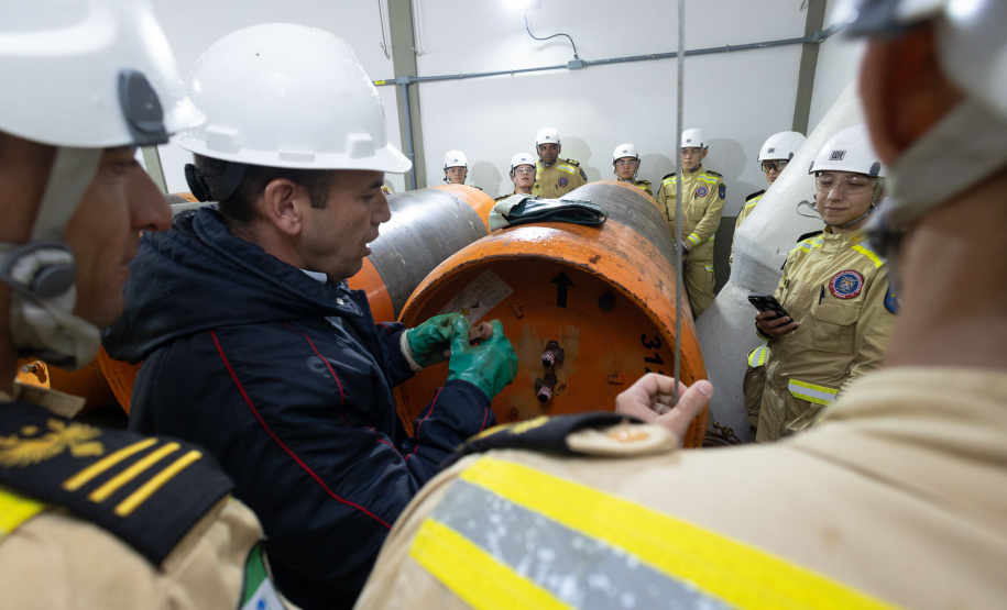 Cadetes do Corpo de Bombeiros fazem treinamento sobre produtos perigosos na Sanepar