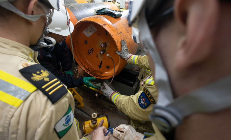Cadetes do Corpo de Bombeiros fazem treinamento sobre produtos perigosos na Sanepar