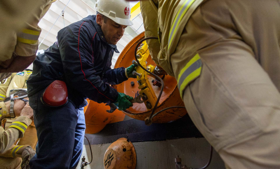 Cadetes do Corpo de Bombeiros fazem treinamento sobre produtos perigosos na Sanepar