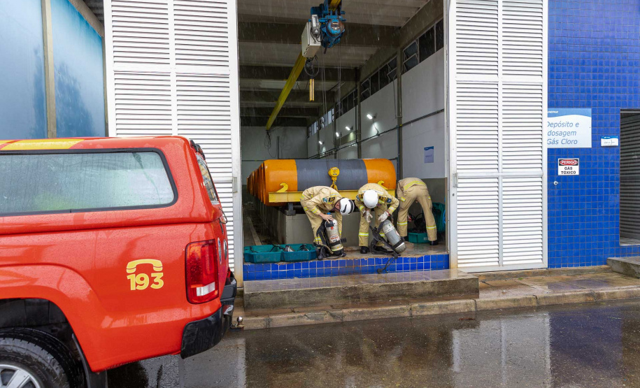 Cadetes do Corpo de Bombeiros fazem treinamento sobre produtos perigosos na Sanepar