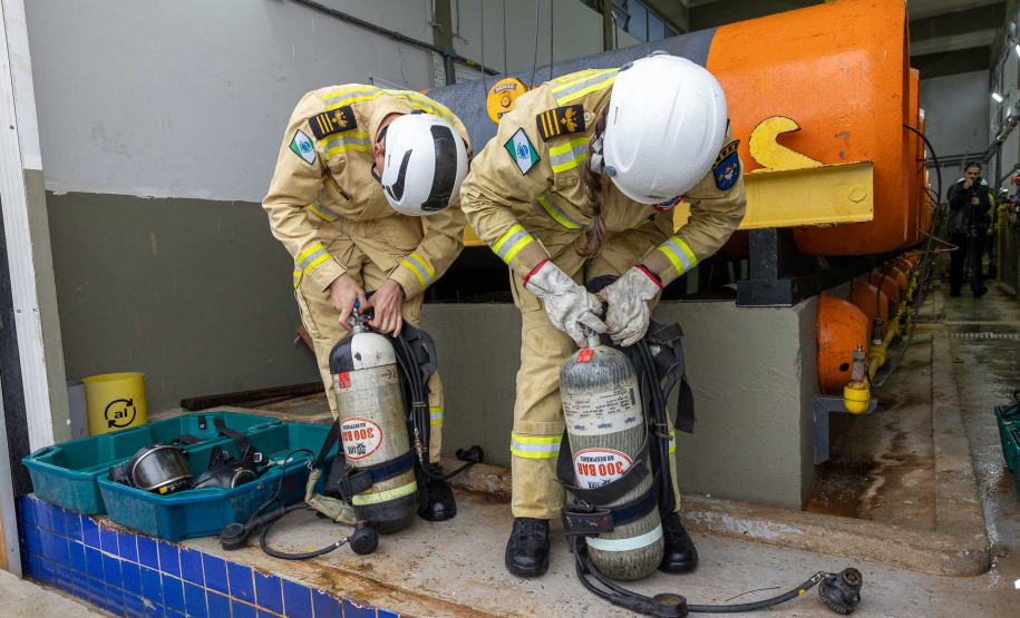 Cadetes do Corpo de Bombeiros fazem treinamento sobre produtos perigosos na Sanepar
