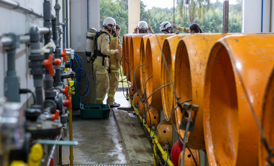 Cadetes do Corpo de Bombeiros fazem treinamento sobre produtos perigosos na Sanepar