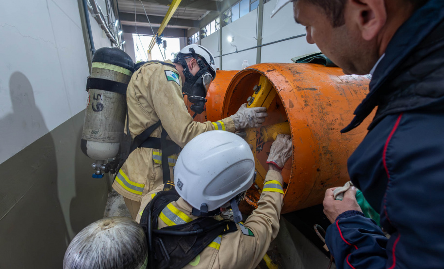 Cadetes do Corpo de Bombeiros fazem treinamento sobre produtos perigosos na Sanepar